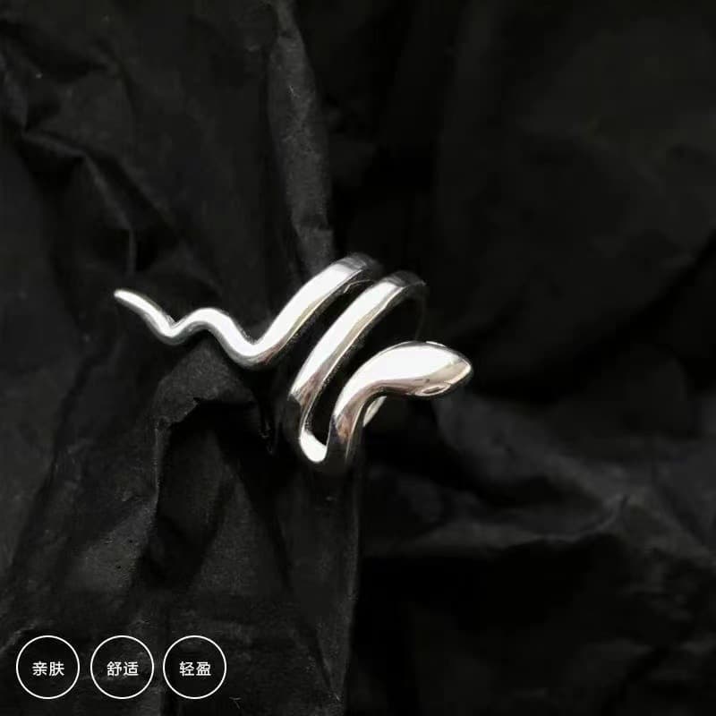 レディースピアス 蛇モチーフ螺旋デザインイヤーカフ