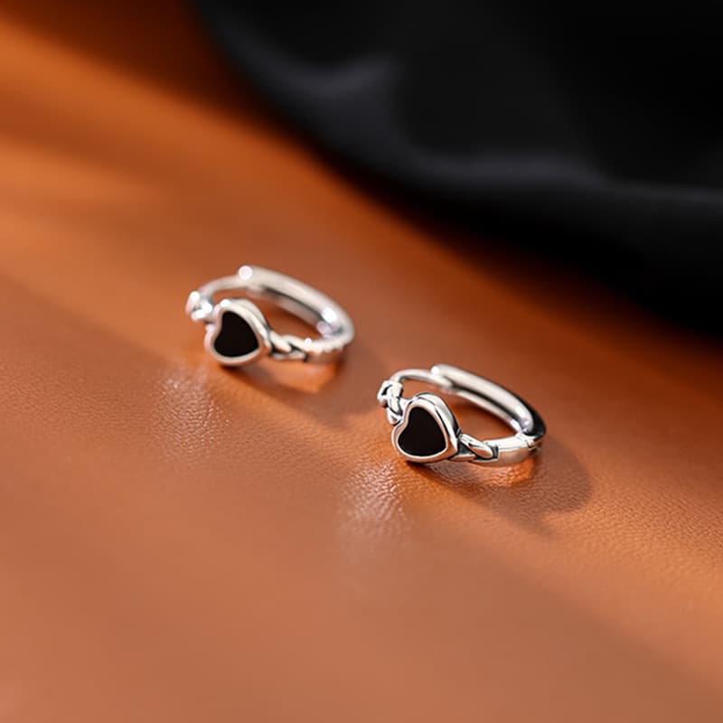レディースピアス 小さなハートモチーフ付きフープピアス