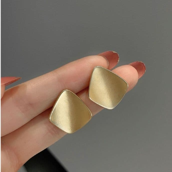 レディースピアス マットな質感の立体スクエアスタッドピアス