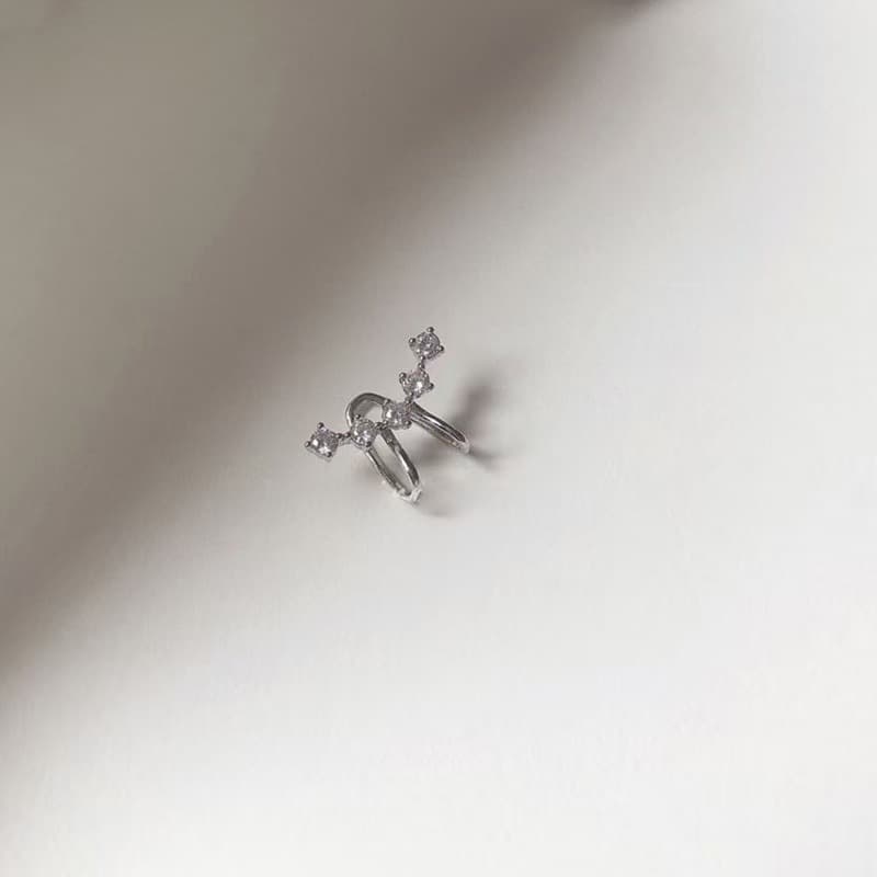 レディースピアス 煌めく三連ビジュー二連リング型イヤーカフ