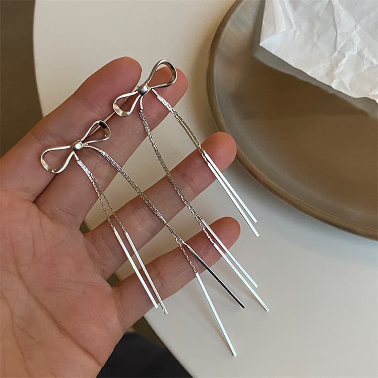 ピアスレディース 銀色リボン房飾りロング揺れるピアス