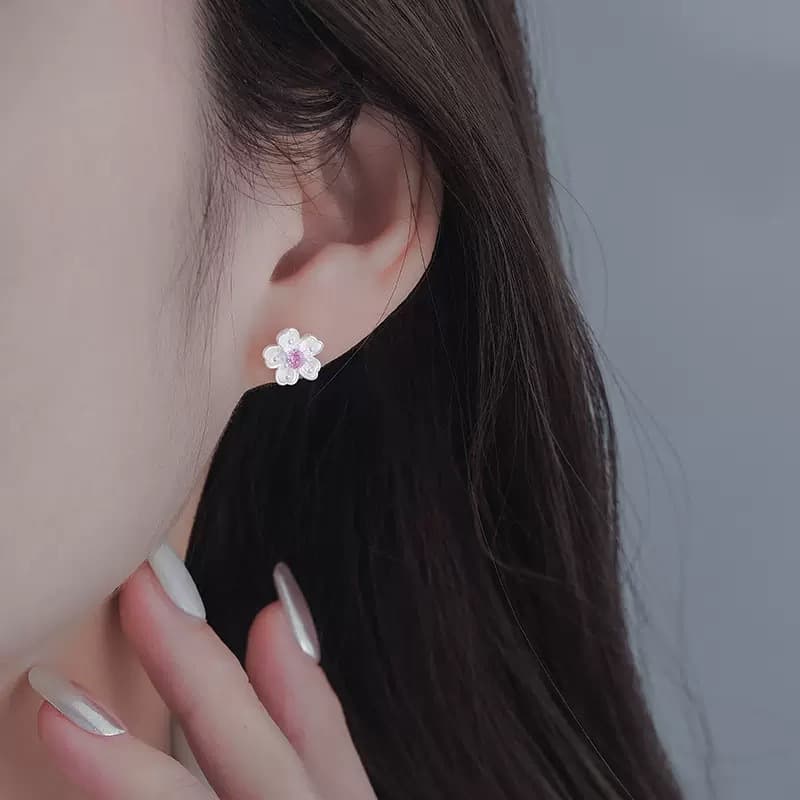 レディースピアス 桜モチーフ輝く一粒ジュエル花型スタッドピアス