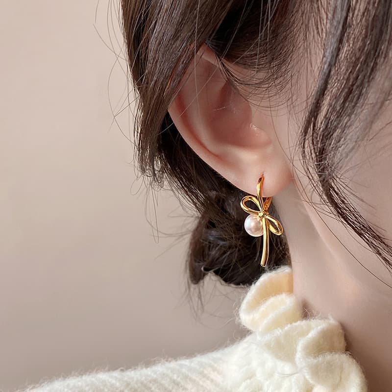 レディースピアス リボンモチーフパール付きフープピアス