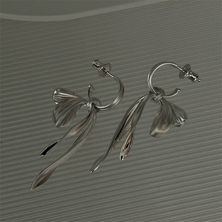 ピアスレディース リボンモチーフフックピアス 銀針 上品な耳飾り