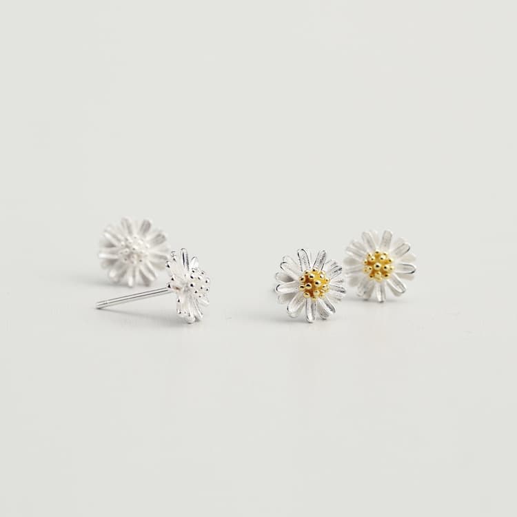 ピアスレディース 花びら立体スタッド 可愛いマーガレットピアス