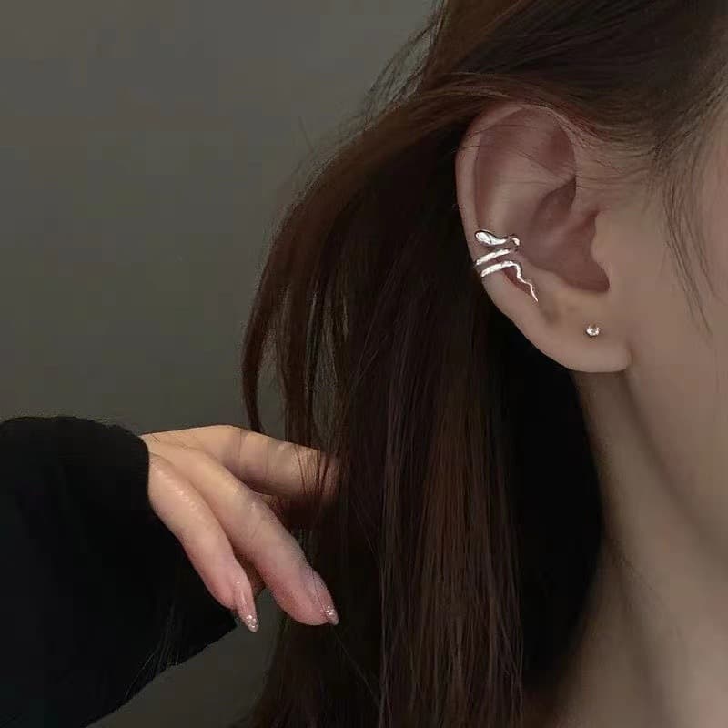 レディースピアス 蛇モチーフ螺旋デザインイヤーカフ
