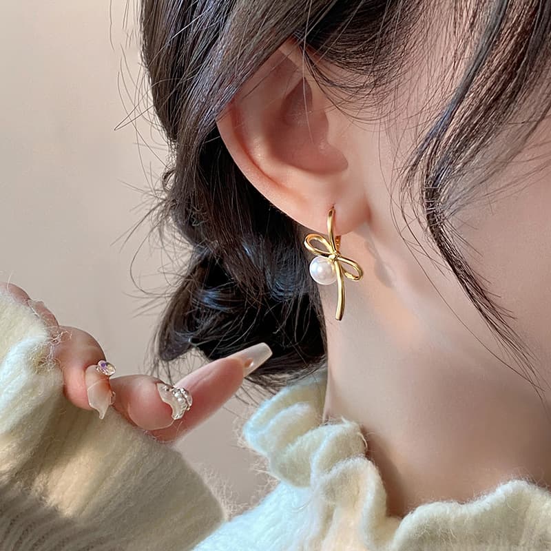 レディースピアス リボンモチーフパール付きフープピアス