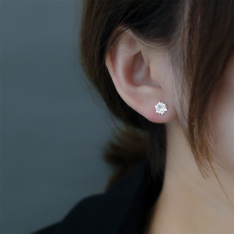 レディースピアス 雪花モチーフ輝き小粒スタッドピアス