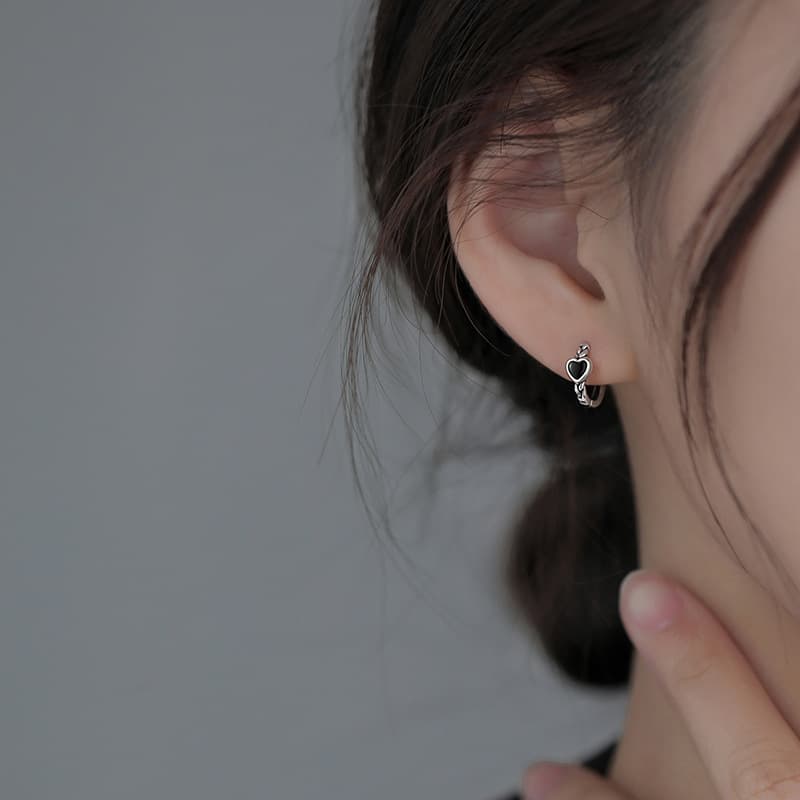 レディースピアス 小さなハートモチーフ付きフープピアス