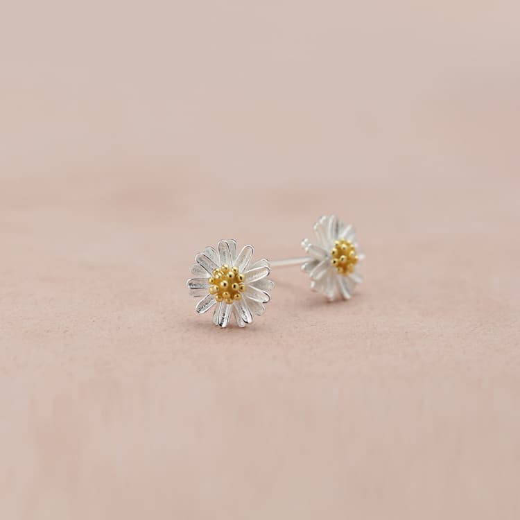 ピアスレディース 花びら立体スタッド 可愛いマーガレットピアス