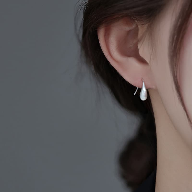 レディースピアス 滴型モチーフ曲線美フック型揺れるピアス