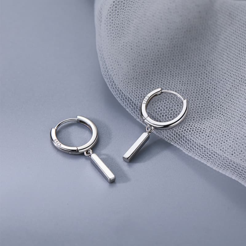 レディースピアス 縦長バーチャーム付きシンプルフープピアス