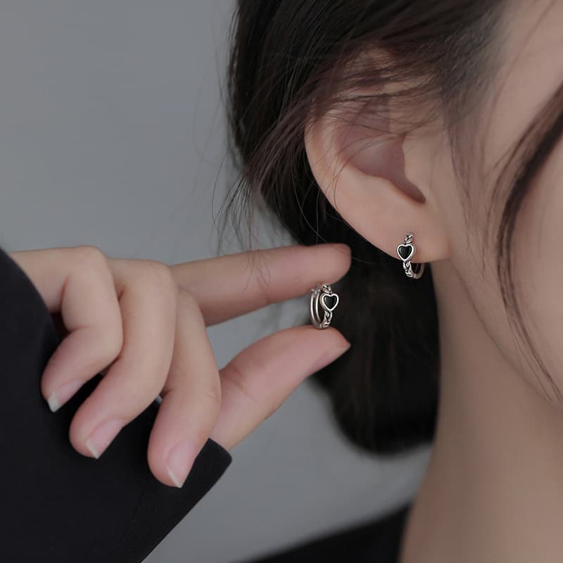 レディースピアス 小さなハートモチーフ付きフープピアス