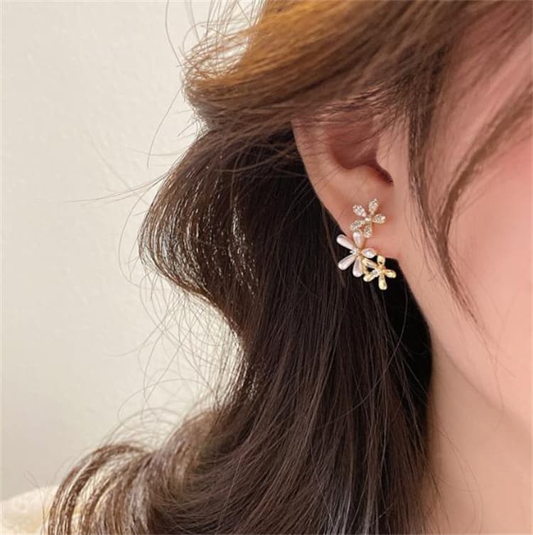 ピアスレディース 上品な花柄真珠スタッドピアス 銀針マイクロインレー耳飾り