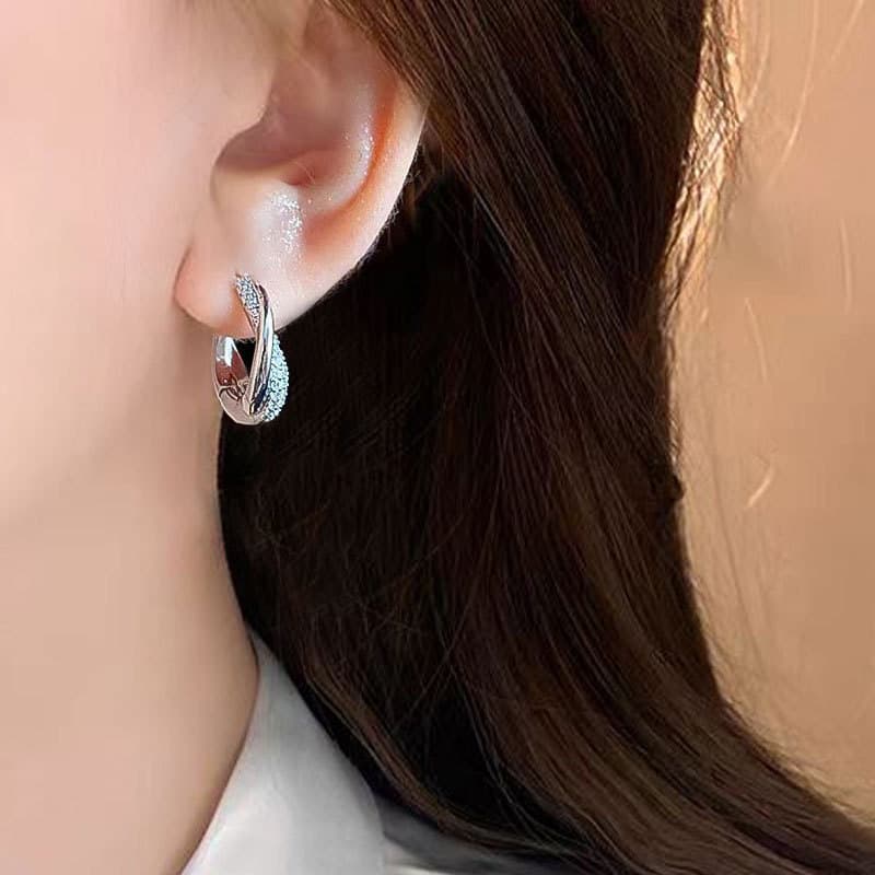 レディースピアス きらめく立体模様の小ぶりフープピアス