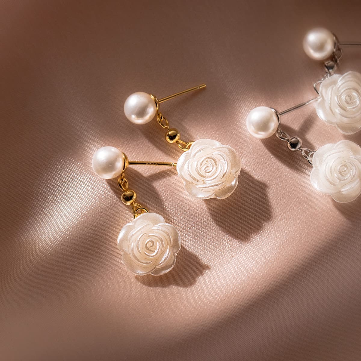 レディースピアス 薔薇モチーフパール付き揺れるスタッドピアス