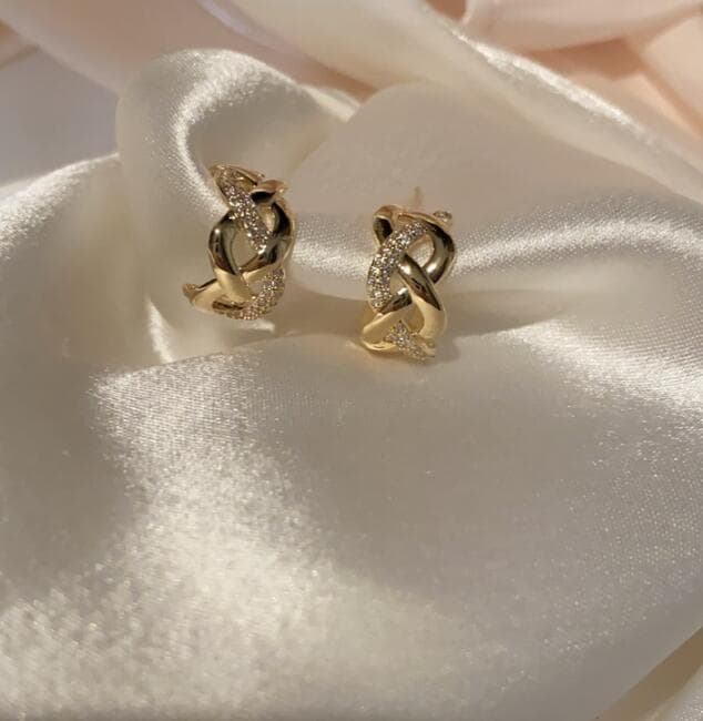 ピアスレディース 輝く編み込みフープピアス 女性用お洒落アクセサリー 通勤対応