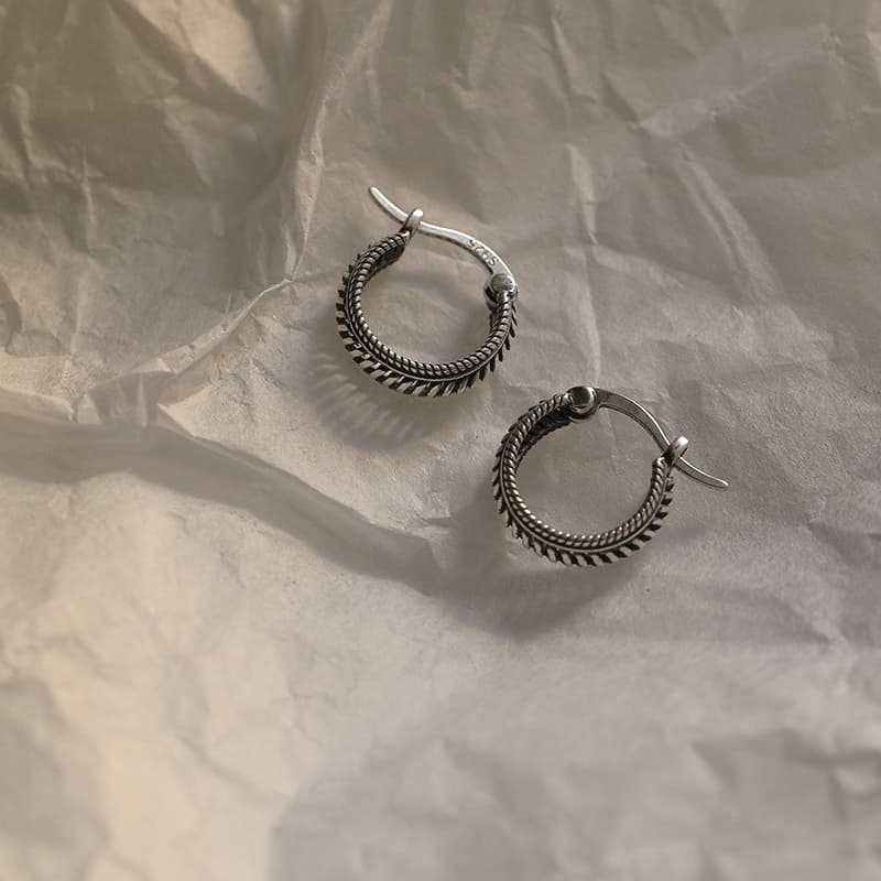 レディースピアス 編み込み風デザイン小ぶりフープピアス