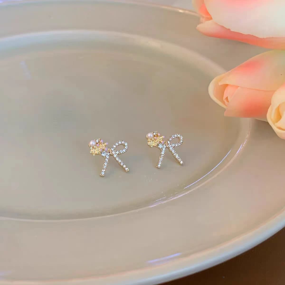 ピアスレディース 上品リボン型スタッドピアス 高級感溢れる女性用耳飾り
