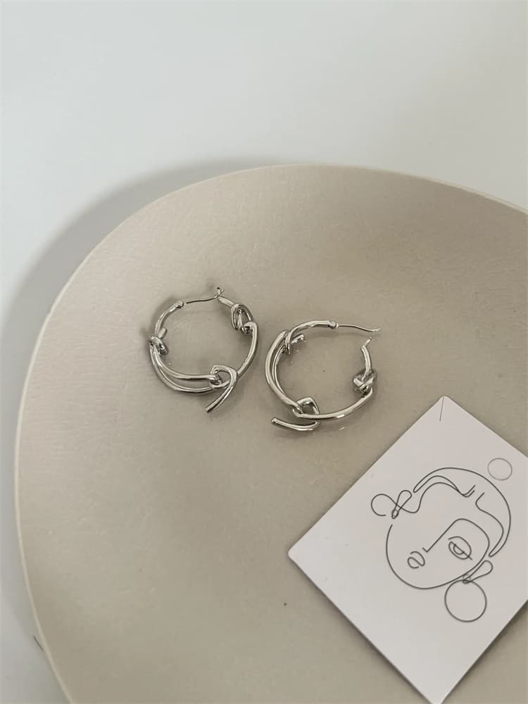 ピアスレディース 軽量フープピアス 金属製サークル 上品な装着感